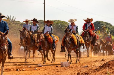 Apore, Goias, Brezilya - 05 07 2023: Brezilya 'nın Apore kentindeki kamu yollarında halka açık at binme etkinliği