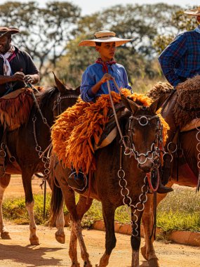 Apore, Goias, Brezilya - 05 07 2023: Brezilya 'nın Apore kentindeki kamu yollarında halka açık at binme etkinliği