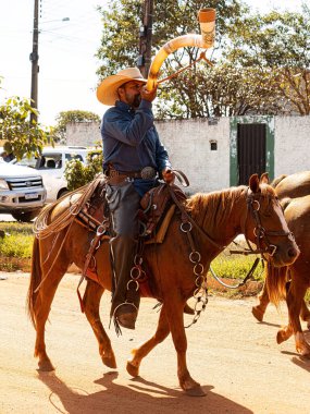 Apore, Goias, Brezilya - 05 07 2023: Brezilya 'nın Apore kentindeki kamu yollarında halka açık at binme etkinliği