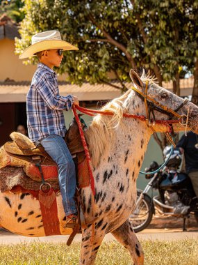 Apore, Goias, Brezilya - 05 07 2023: Brezilya 'nın Apore kentindeki kamu yollarında halka açık at binme etkinliği