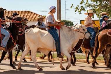 Apore, Goias, Brezilya - 05 07 2023: Brezilya 'nın Apore kentindeki kamu yollarında halka açık at binme etkinliği