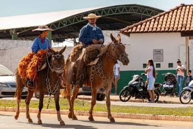 Apore, Goias, Brezilya - 05 07 2023: Brezilya 'nın Apore kentindeki kamu yollarında halka açık at binme etkinliği