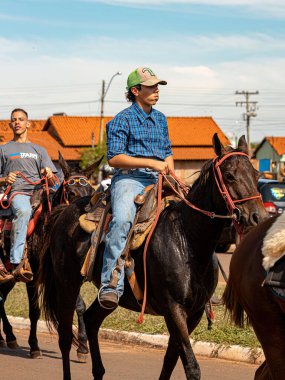 Apore, Goias, Brezilya - 05 07 2023: Brezilya 'nın Apore kentindeki kamu yollarında halka açık at binme etkinliği