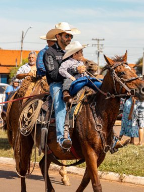 Apore, Goias, Brezilya - 05 07 2023: Brezilya 'nın Apore kentindeki kamu yollarında halka açık at binme etkinliği