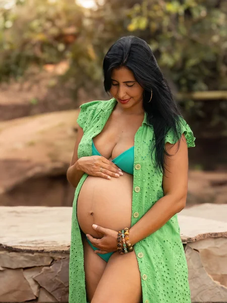 Femeie Gravidă Într Cadru Natural Pietre Care Țin Burta — Fotografie, imagine de stoc