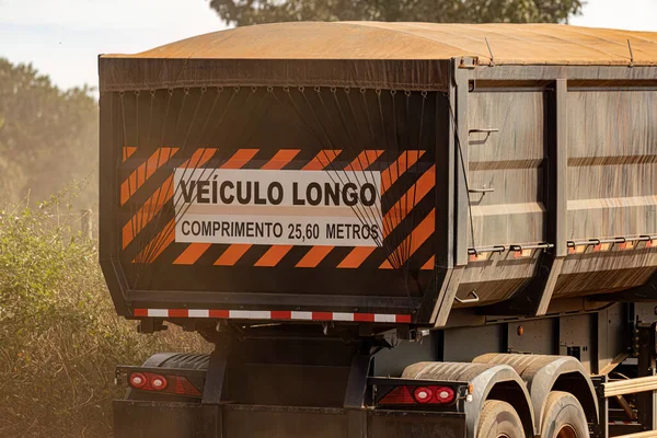 Lange Fahrzeug Warnlänge Meter Hinter Einem Lkw Anhänger Brasilianischem Portugiesisch — Stockfoto