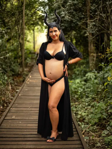 Gravid Kvinna Poserar Kvinnlig Fotografering Naturen — Stockfoto