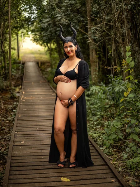 Gravid Kvinna Poserar Kvinnlig Fotografering Naturen — Stockfoto