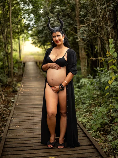妊娠中の女性の写真撮影で自然の中で — ストック写真