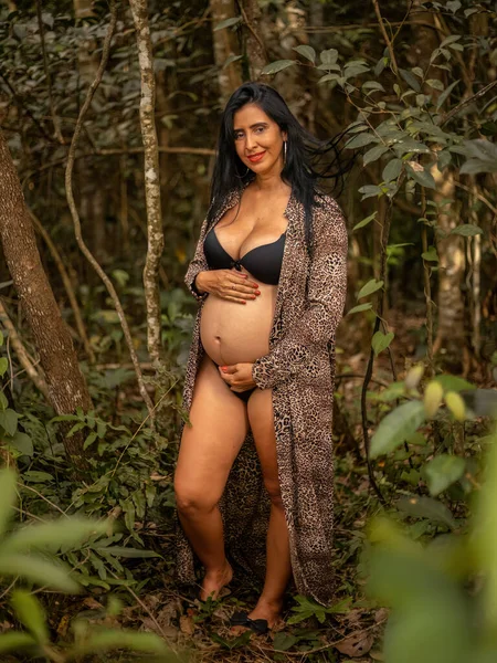 Беременная Женщина Позирует Фотосессии Природе — стоковое фото