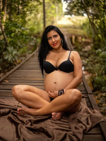Schwangere Posiert Beim Weiblichen Fotoshooting Der Natur — Stockfoto