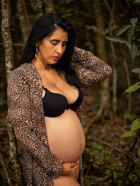 Doğada Kadın Fotoshop Pozu Veren Hamile Bir Kadın — Stok fotoğraf
