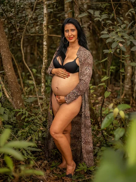 Беременная Женщина Позирует Фотосессии Природе — стоковое фото