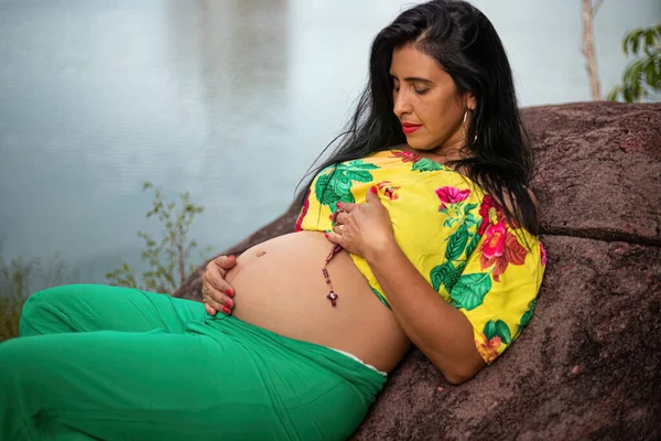 Беременная Женщина Позирует Женской Фотосессии Парке — стоковое фото