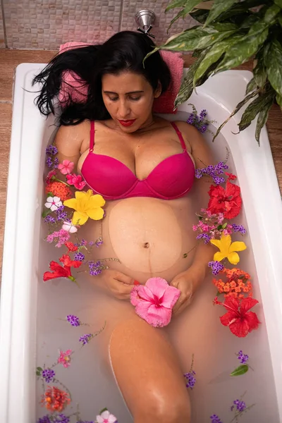 Küvette Içi Çiçeklerle Dolu Kapalı Bir Banyoda Yatan Hamile Bir — Stok fotoğraf
