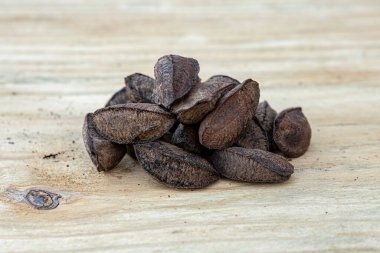 Brezilya fıstıklarının bir tahtaya yakın çekim kompozisyonu