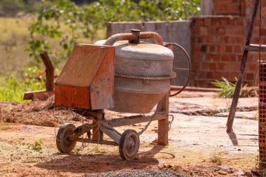 bir caddede beton karıştırıcı yapı aracı
