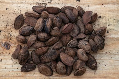 Brezilya fıstıklarının bir tahtaya yakın çekim kompozisyonu