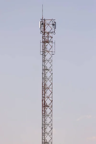 Grande Torre Telecomunicazioni Metalliche Con Cielo Grigio Sullo Sfondo — Foto Stock