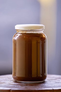 Dulce de leche ve çikolatalı yemek bardağı.