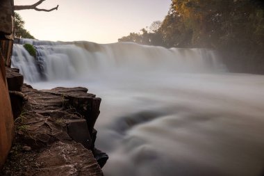 Cassilandia, Mato Grosso do Sul, Brezilya - 06 18 2023: Salto do rio apore adlı şelaleli turistik bölge