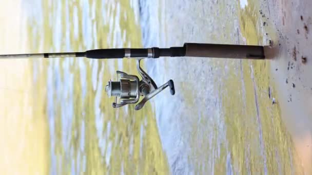 Vertikales Video Zeitlupe Nahaufnahme Angelrute Spule Spinning Wasser Fließt Hintergrund — Stockvideo