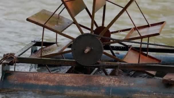 강에서 바퀴와 펌프에 시스템에 클로즈업 — 비디오