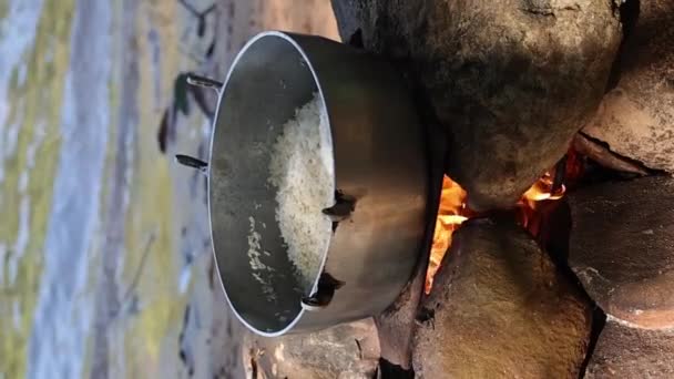 烹调过程中 白米纵向慢动作加盐 — 图库视频影像