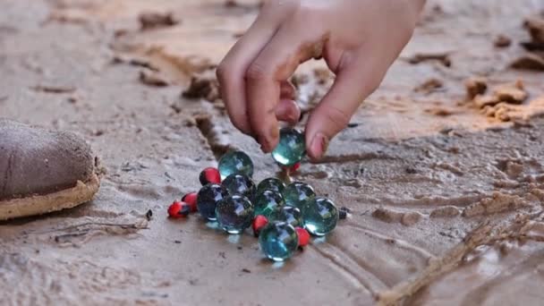 Дитяча Рука Грає Кульками Піску — стокове відео
