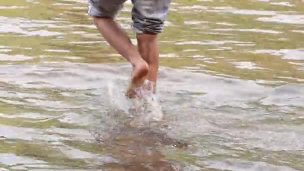 儿童腿在河里玩耍的特写慢镜头 — 图库视频影像