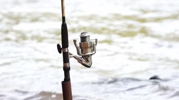 Lambat Motion Close Fishing Rod Reel Berputar Air Mengalir Latar — Stok Video