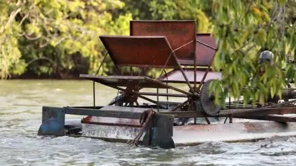 川に浮かぶ水車およびポンプによる水ポンプ システムの閉鎖 — ストック動画