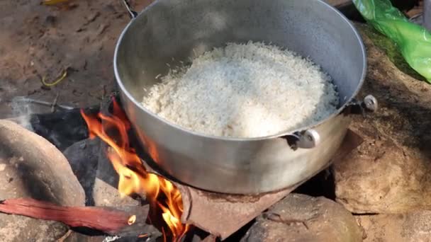 Rice Bianco Rallentatore Che Cuoce Sopra Fuoco Aperto Nella Natura — Video Stock