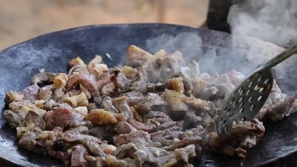 Demir Tabakta Soğanlı Yavaş Hareket Cızırdayan Biftek — Stok video