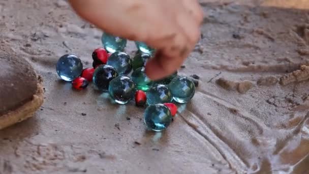 Dětská Ruka Hrající Kuličkami Písku — Stock video