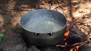 Yavaş Hareketli Su 'dan Beyaz Pirinç' e Ateş Üzerine