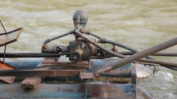 川に浮かぶ水車およびポンプによる水ポンプ システムの閉鎖 — ストック動画