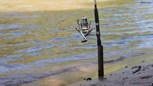 Pomalý Pohyb Close Rybářské Pruty Naviják Točení Vody Tekoucí Pozadí — Stock video