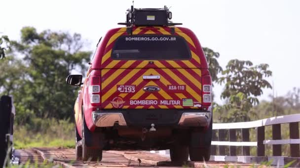 Mineiros Goias Brasil 2023 Dekat Dengan Kendaraan Pemadam Kebakaran Melewati — Stok Video