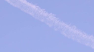 Mavi gökyüzündeki ticari uçaktan gelen beyaz bulutları kapatın.