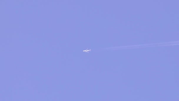 Closeup Commercial Plane Flying Blue Sky Leaving Contrail — Stock Video