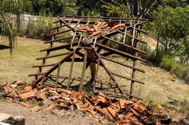 Yere düşmüş kiosk ve yerde kırık kiremitler.
