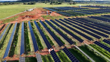 Kırsal bölgedeki güneş enerjisi santralinin hava görüntüsü