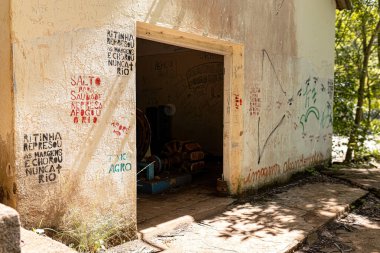 Cassilandia, Mato Grosso do Sul, Brezilya - 01 26 2024: Salto do Rio Apore eski hidroelektrik santralinin kalıntılarındaki makine evleri