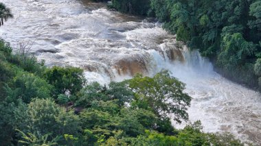 Cassilandia, Mato Grosso do Sul, Brezilya - 04 18 2024: Cassilandia Şelalesi 'ndeki Salto do Rio Apore turistik bölgesinin hava görüntüsü