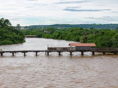 Cassilandia, Mato Grosso do Sul, Brezilya - 04 12 2024: Goias ve Mato grosso do sul arasında eski bir köprü Cassilandia kartpostalının havadan görüntüsü 