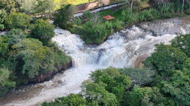 Cassilandia, Mato Grosso do Sul, Brezilya - 04 18 2024: Cassilandia Şelalesi 'ndeki Salto do Rio Apore turistik bölgesinin hava görüntüsü