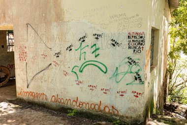Cassilandia, Mato Grosso do Sul, Brezilya - 01 26 2024: Grafiti ve şablonlu terk edilmiş turistik alan duvarı