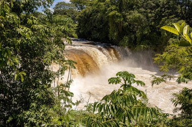 Cassilandia, Mato Grosso do Sul, Brezilya - 01 26 2024: Salto do Rio Apore turistik bölgesinde şelale