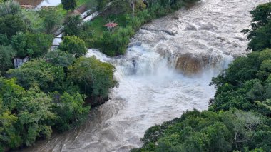 Cassilandia, Mato Grosso do Sul, Brezilya - 04 18 2024: Cassilandia Şelalesi 'ndeki Salto do Rio Apore turistik bölgesinin hava görüntüsü